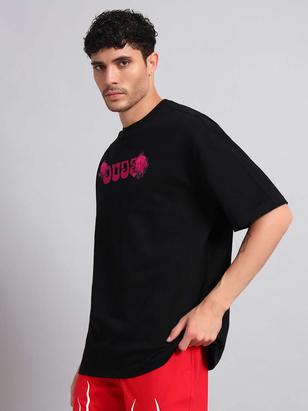 SKULL ROSES OVERSIZED T-SHIRT BLACK with graphic design, worn by a model, showcasing its relaxed street style fit.