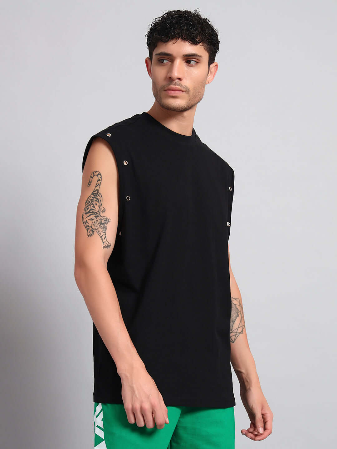 Model wearing ALVEN OVERSIZED T-SHIRT BLACK showcasing stylish design.