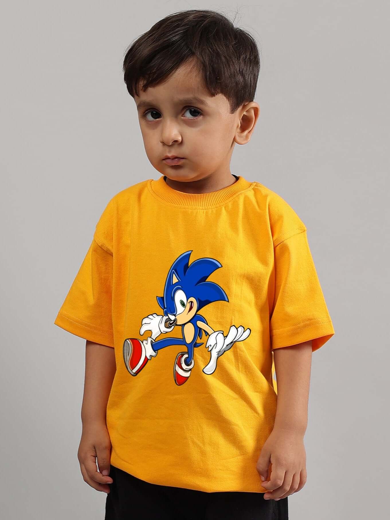 Child wearing a yellow Sonic-themed summer t-shirt, perfect for boys and girls.