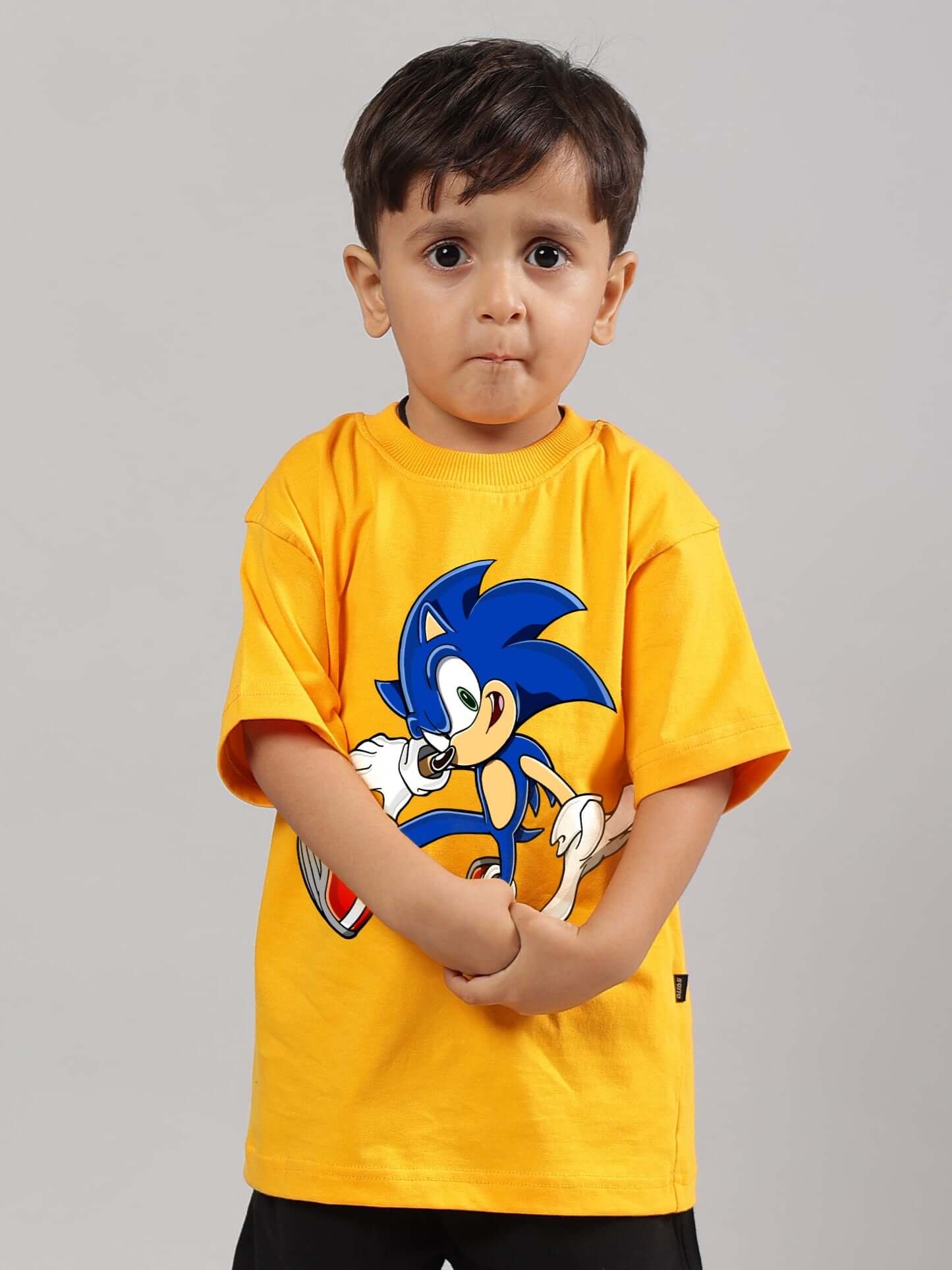 Child wearing SONIC SUMMER T-SHIRT in yellow with Sonic the Hedgehog graphic, suitable for boys and girls, customizable sizes available.