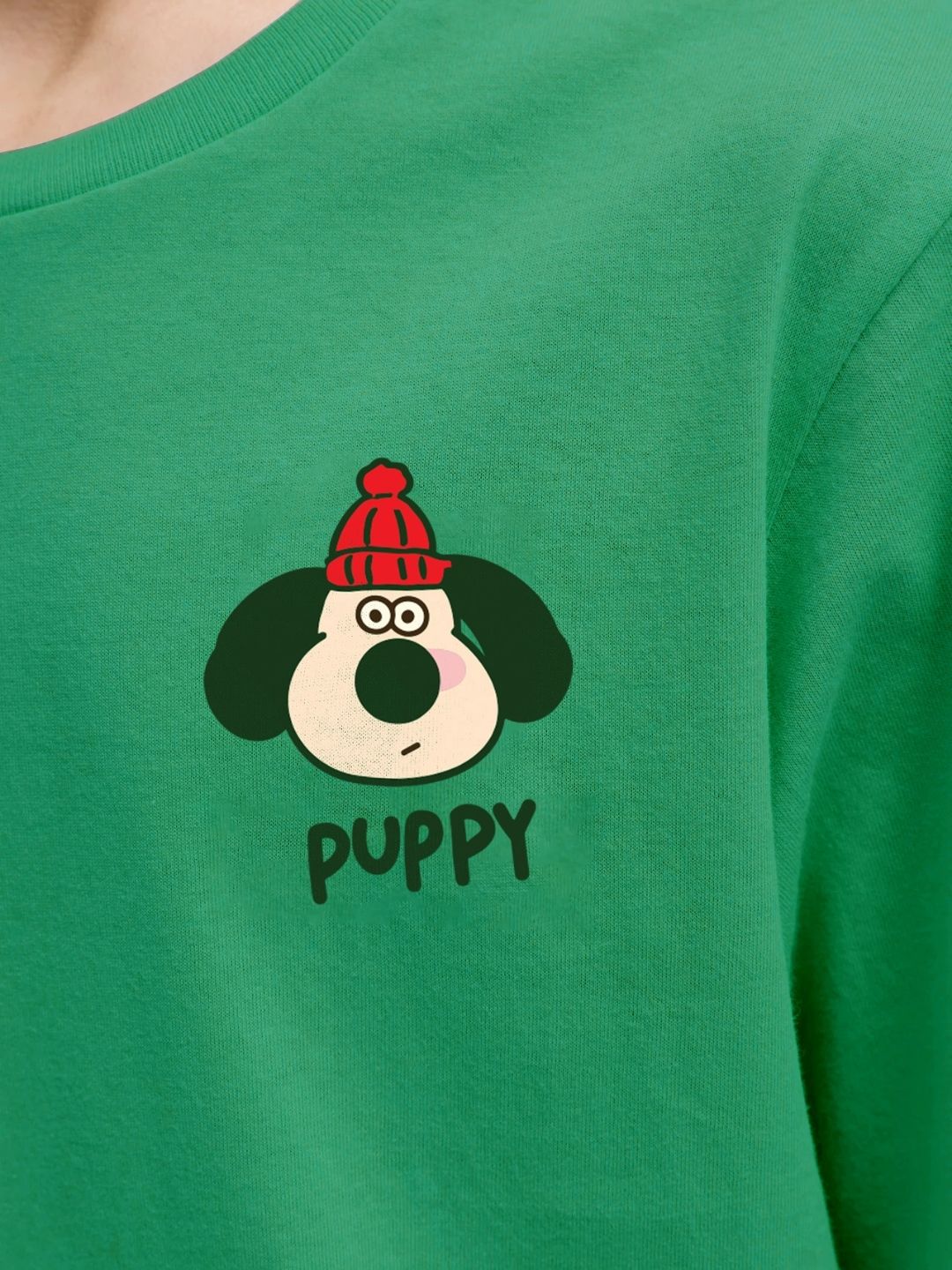 TADDY PUPPY T-SHIRT FOR BOYS AND GIRLS GREEN with cute puppy graphic and red hat on green fabric.