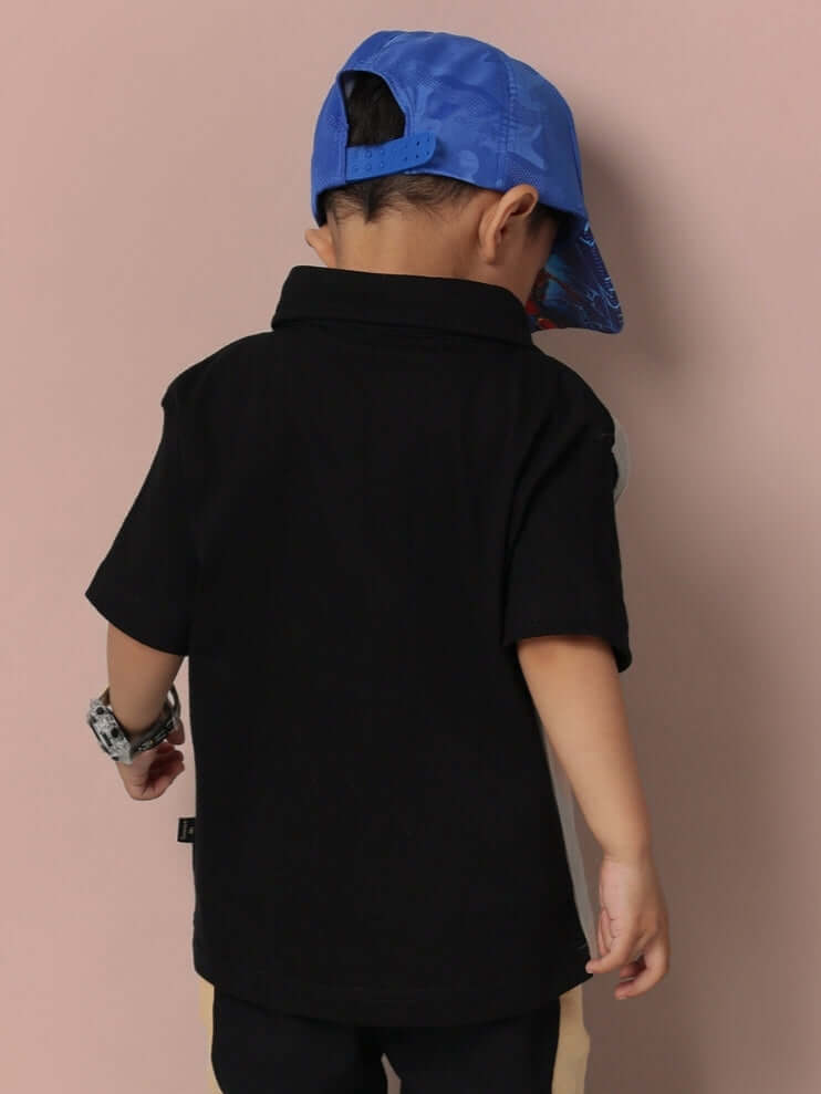Child wearing TINGE SHIRT FOR BOYS & GIRLS GREY-BLACK with blue cap, showing back view