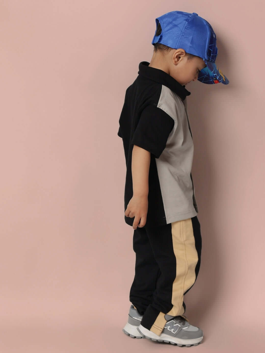 Child wearing TINGE SHIRT FOR BOYS & GIRLS GREY-BLACK with cap and stylish outfit, side view
