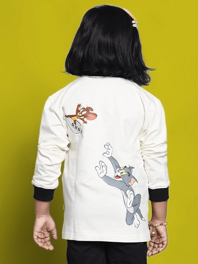Child wearing off-white Tom & Jerry oversized sweatshirt with cartoon print, 100% cotton, suitable for boys and girls.