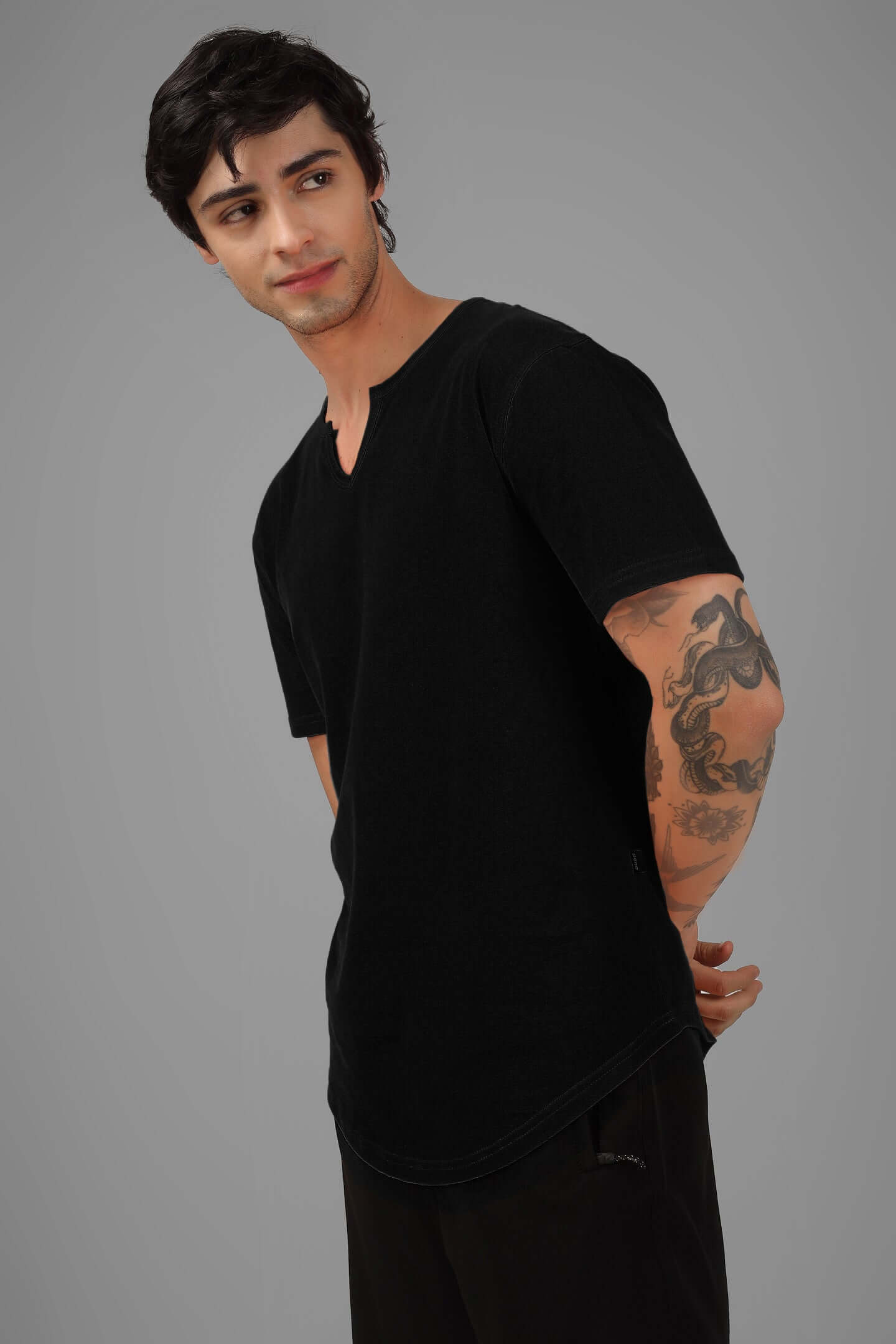 Man wearing VIKING REGULAR FIT T-SHIRT BLACK with tattoo, showcasing style and comfort.