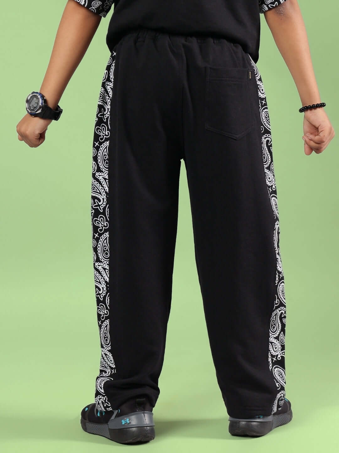 WALTZ JOGGER FOR BOYS & GIRLS BLACK in sporty design with patterned sides, ideal for active kids. Comfortable and stylish cotton-blend.