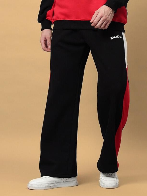 Model wearing WD FERVID FLEECE COLORBLOCK CARGO PANT BLACK with red and white accents, showcasing street-style design and comfort.