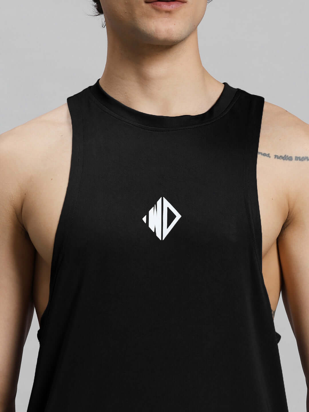 WD STRINGER GYM SLEEVELESS T-SHIRT BLACK worn by model