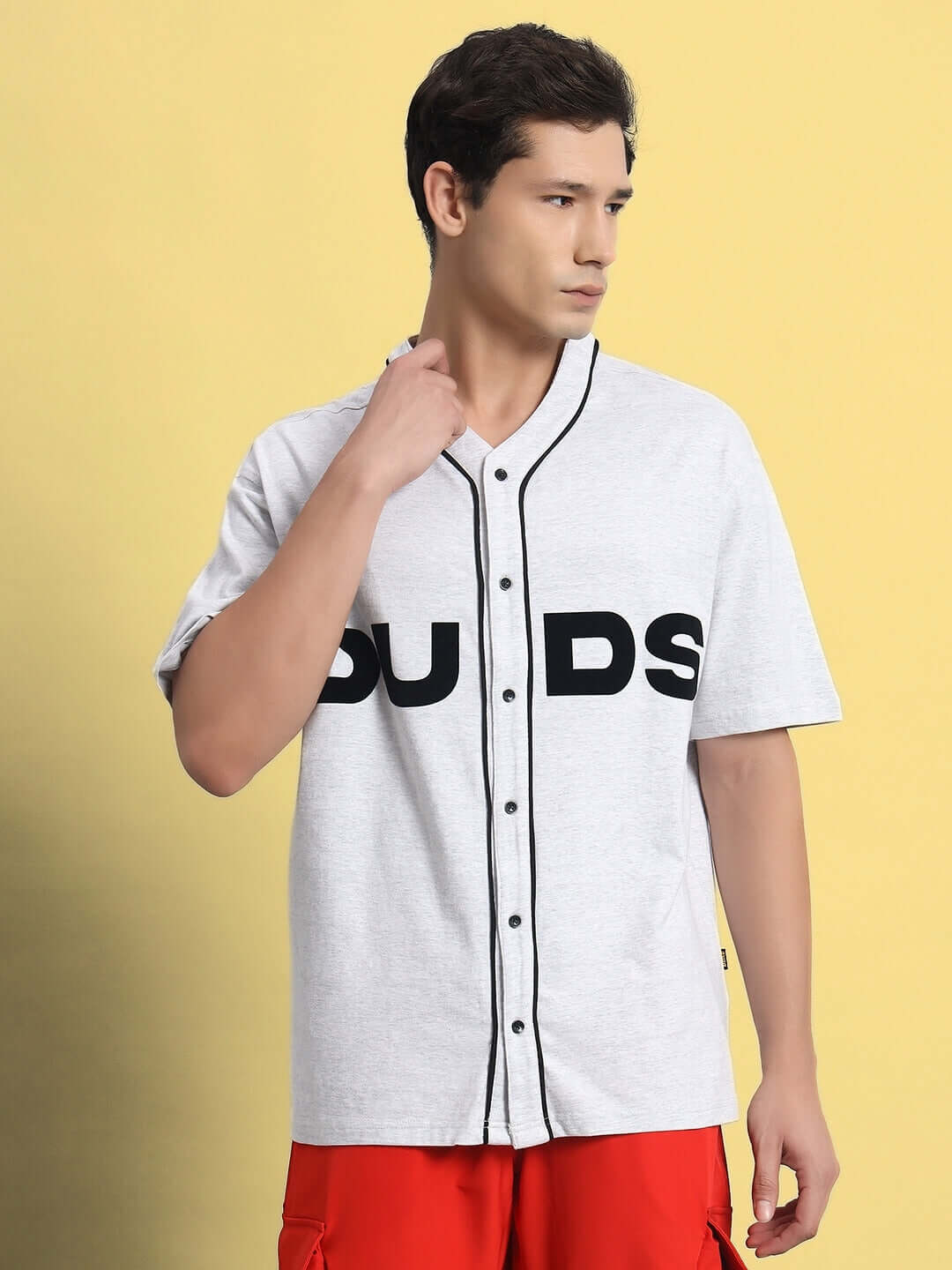 Man wearing a melange grey Zing Raglan oversized t-shirt with mandarin collar, featuring customizable size options for a perfect fit.