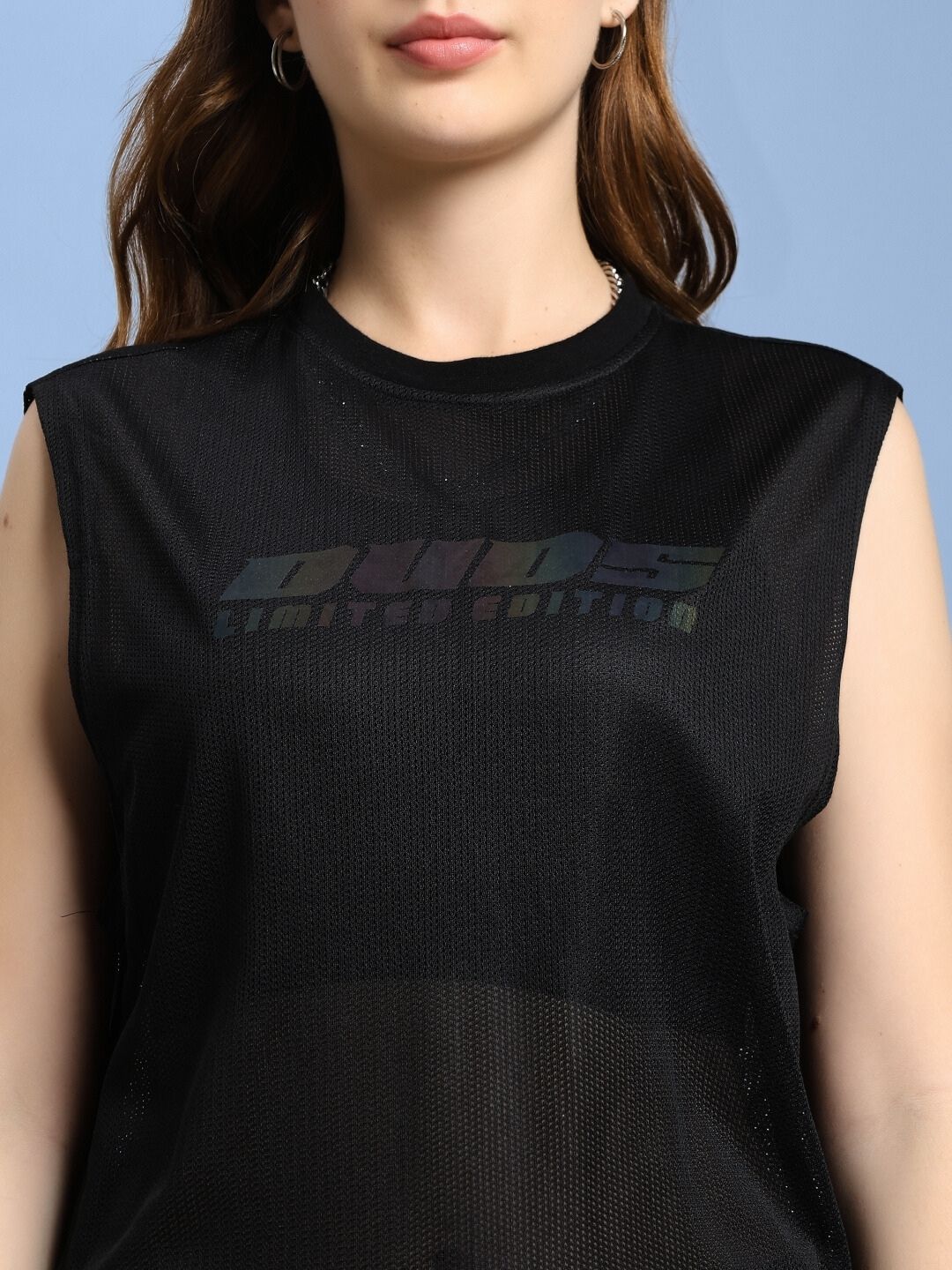 Woman wearing WOMEN'S AIR-FLOW REGULAR FIT T-SHIRT BLACK with logo on front.