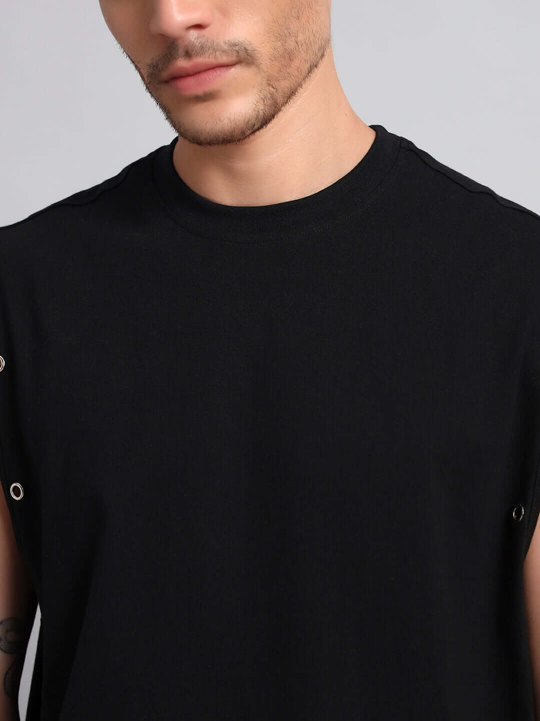 Close-up of model wearing ALVEN OVERSIZED T-SHIRT BLACK, showcasing the contemporary style and soft cotton blend fabric.