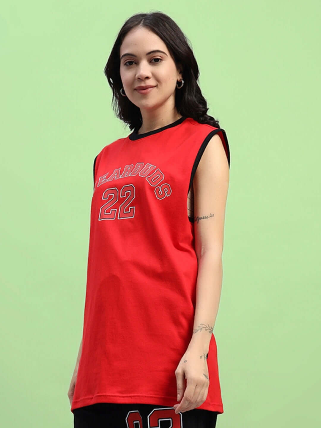 Woman wearing the WOMEN'S AMIGA GYM SLEEVELESS T-SHIRT RED with a sporty look.