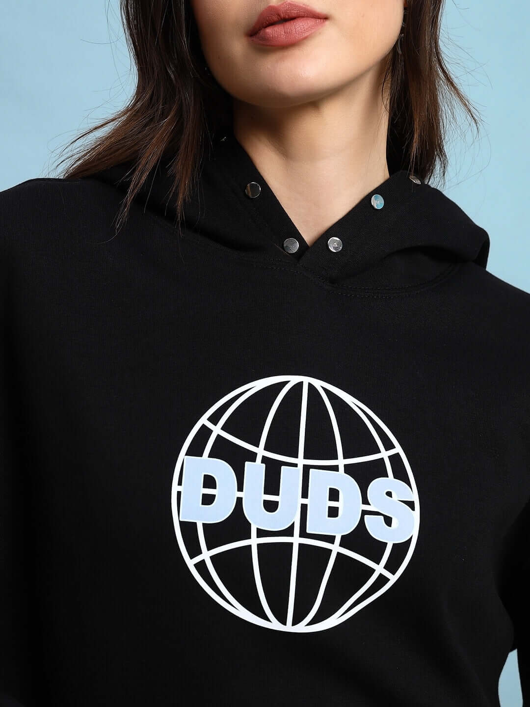 WOMEN GLOBAL FLEECE HOODIE BLACK featuring a globe logo, showcasing streetwear style and comfort in premium fleece fabric.