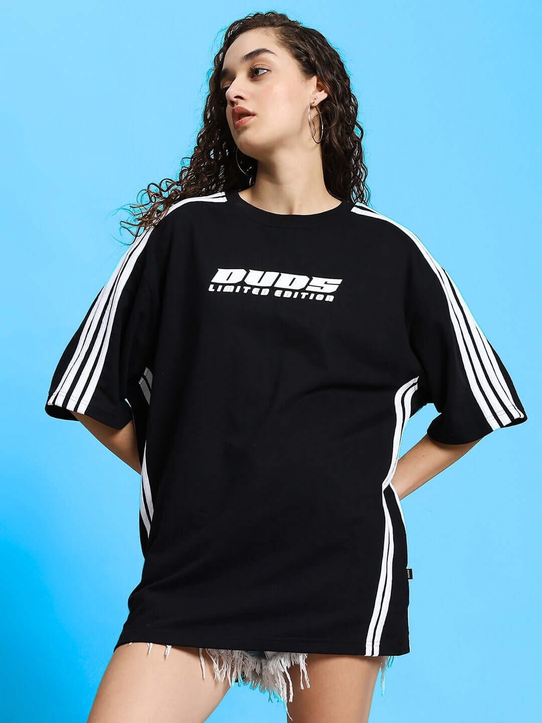 Woman wearing black oversized classic t-shirt with stripe details, premium cotton fabric, stylish and casual, perfect for everyday wear.