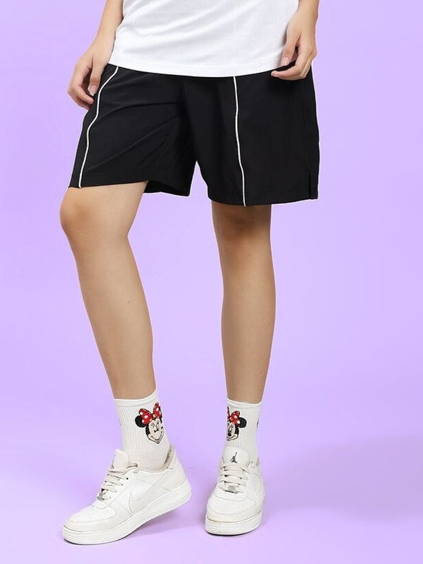 WOMEN CHAMPION ZONE FRONT PLATED SHORTS BLACK styled with casual sneakers