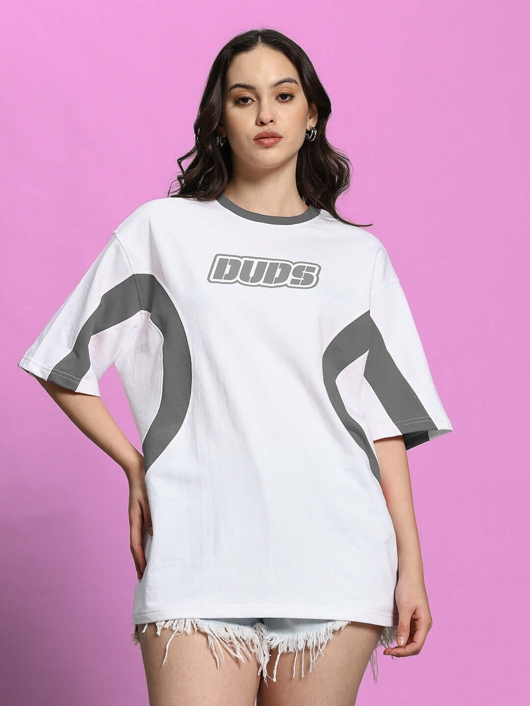 Women's Ezel oversized white grey T-shirt in premium cotton, featuring stylish design on pink background.