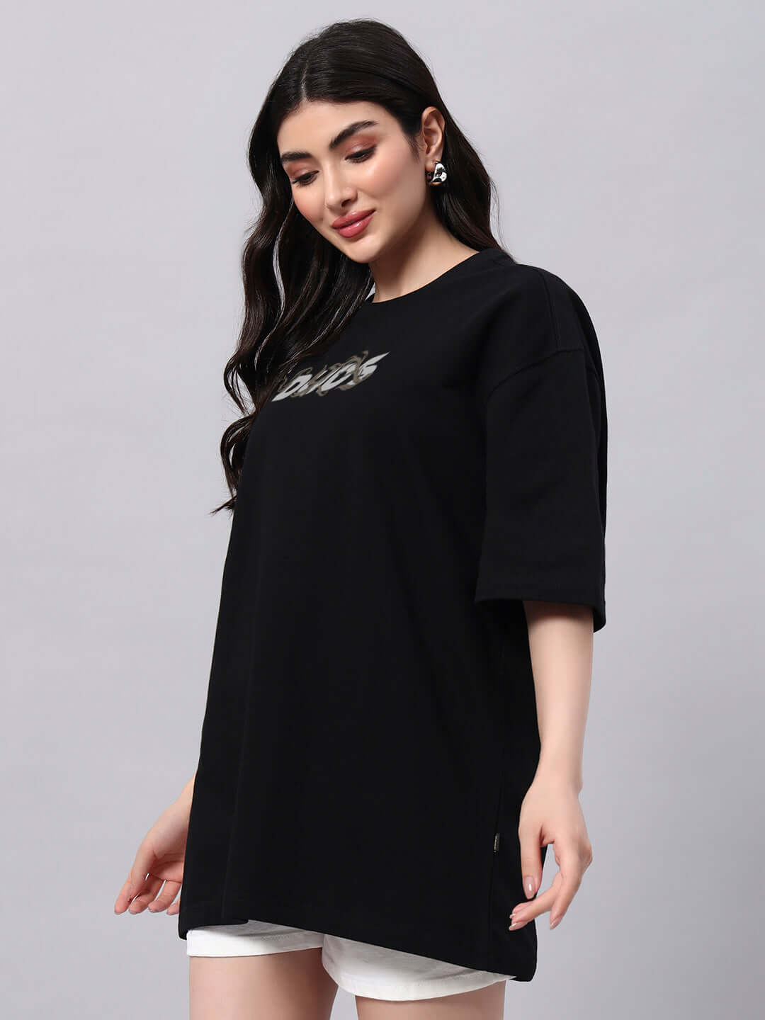 Women's oversized black Jelvin T-shirt in premium cotton, featuring a comfortable fit. Ideal for casual wear. Made in India.