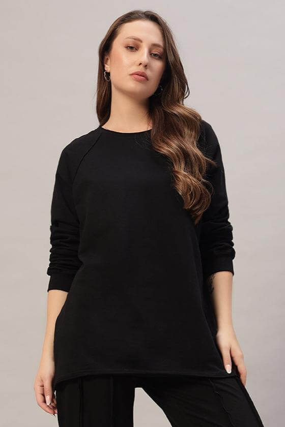 Model wearing WOMEN'S LAMINA Oversized Black Sweatshirt made of premium cotton terry blend, ideal for casual wear, comfortable fit.