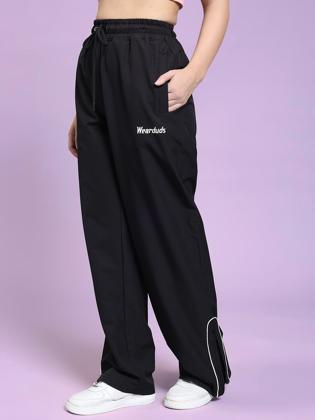 Woman wearing WOMEN PERFACT RELAXED-FIT JOGGER BLACK, casual chic joggers with white sneakers, showcasing comfort and style.