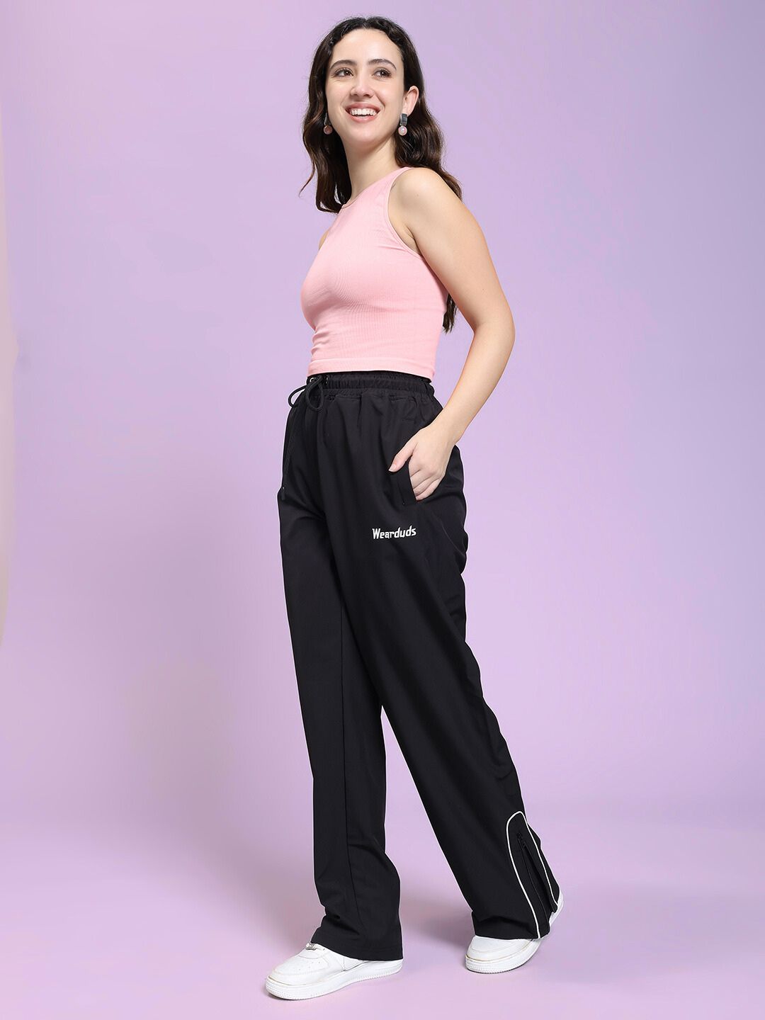 Woman wearing WOMEN'S PERFACT RELAXED-FIT JOGGER BLACK, showcasing casual chic style.