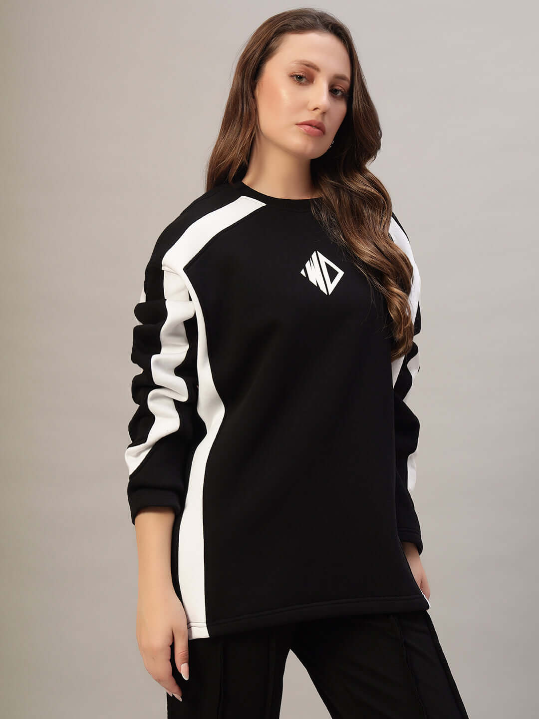 Model wearing WOMEN RUGBY OVERSIZED FLEECE SWEATSHIRT BLACK, blending sporty-chic style with cozy comfort for trendy casual wear.
