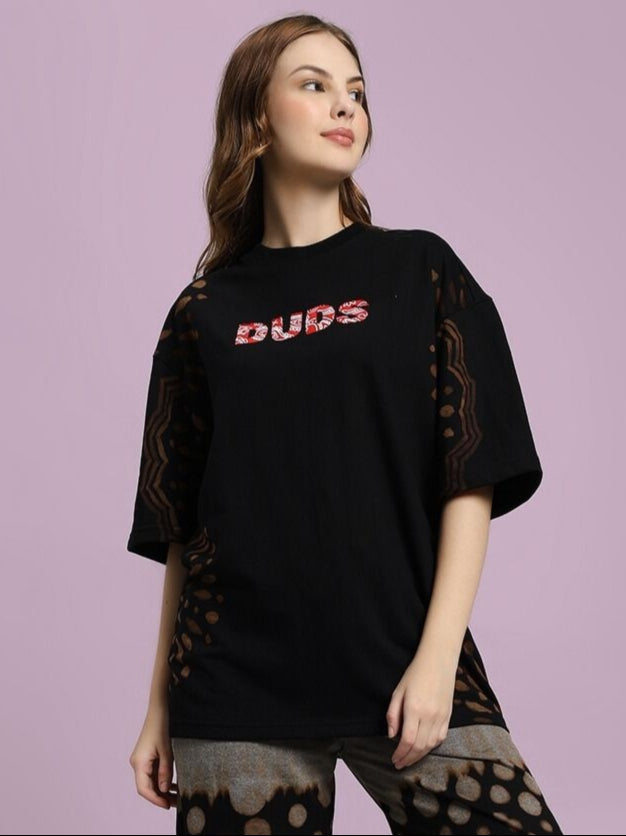Model wearing WOMEN'S SHADOW SWIRL TIE-DYE T-SHIRT BLACK with unique design.