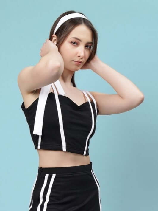 Woman modeling WOMEN'S SIMONE CROP-TOP - BLACK, stylish and versatile, ideal for chic everyday outfits.