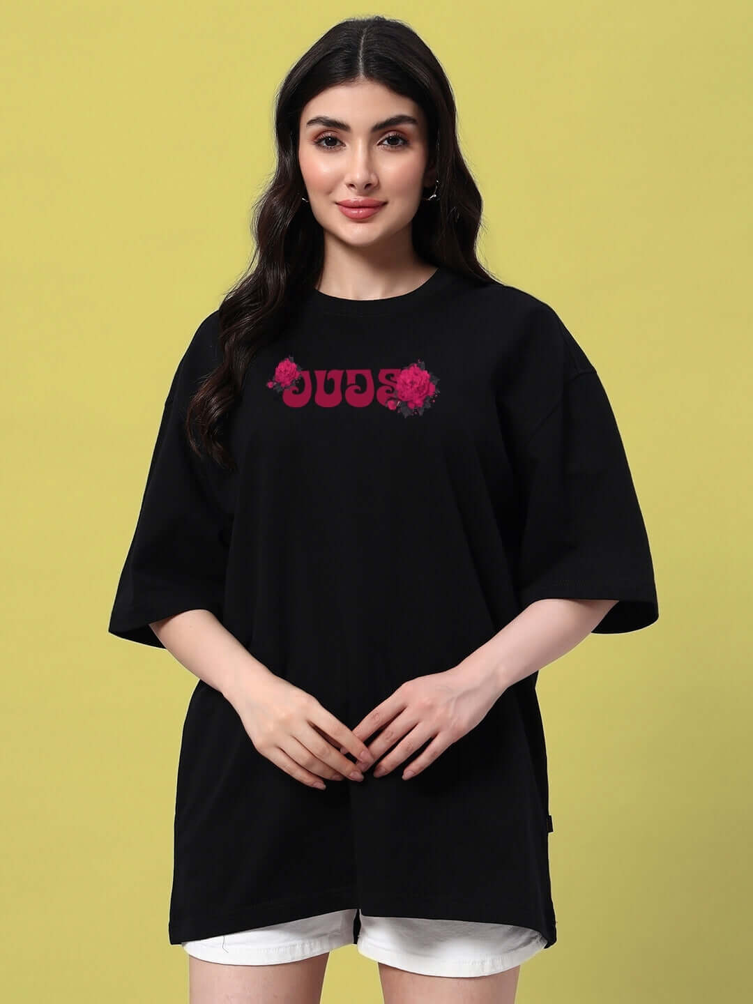 Women's skull roses oversized t-shirt in black with pink design, styled for a relaxed summer outfit. Ideal with shorts or jeans.