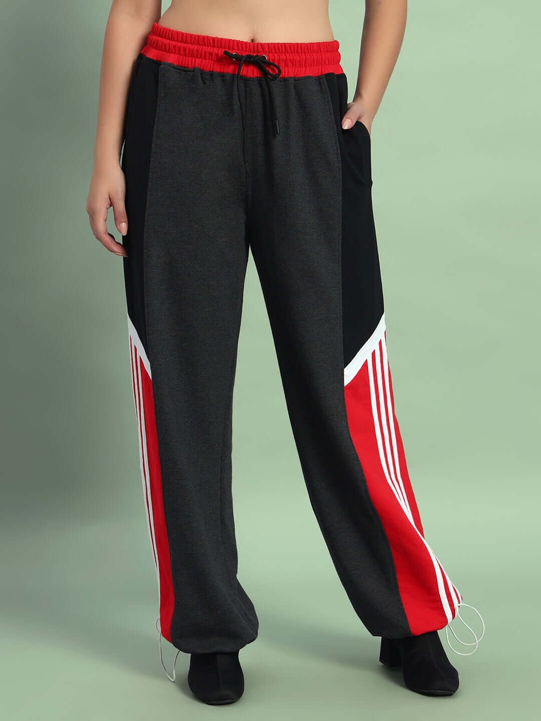 Women's relaxed-fit joggers in dark grey with red stripes