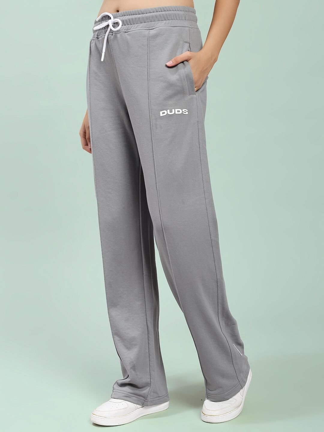 WOMEN'S SPIRAL RELAXED-FIT JOGGERS GREY, comfortable and stylish joggers for women in a relaxed-fit, shown with side pockets and drawstring.