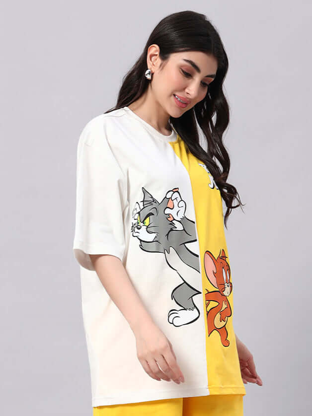Woman wearing a Tom & Jerry oversized T-shirt in off-white and yellow, ideal for casual summer looks.