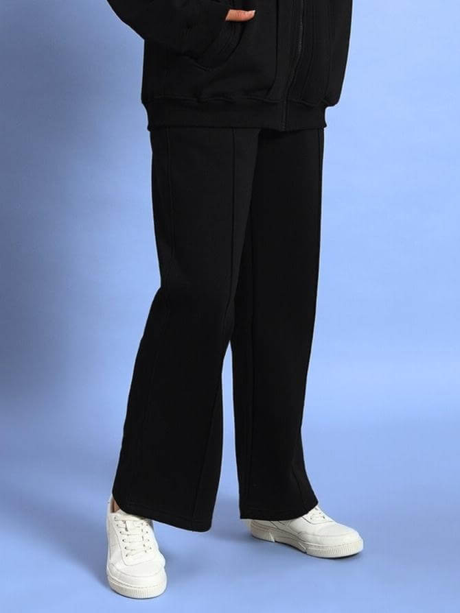 WOMEN WD ADMIRE FLEECE CARGO PANT BLACK with pocket details, ideal for casual style.