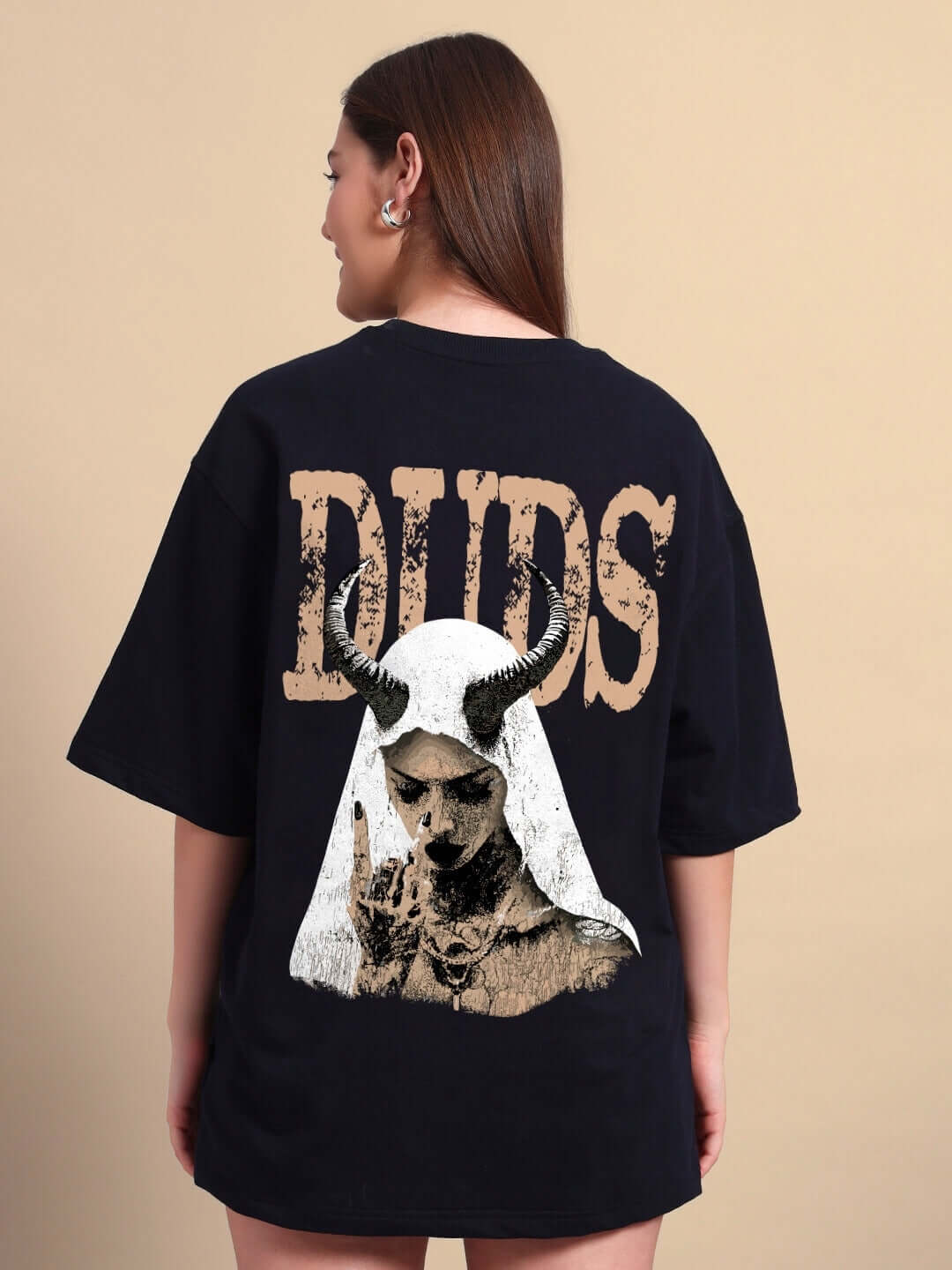 WOMEN'S HORNED FIGURE CREATIVE PRINT OVERSIZED T-SHIRT (BLACK) back pose