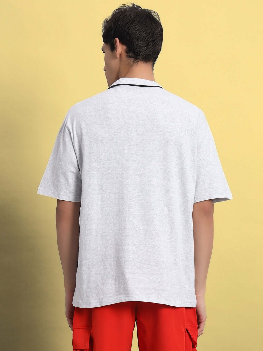 Back view of a model wearing a ZING Raglan Oversize T-Shirt with Mandarin Collar in Melange Grey.